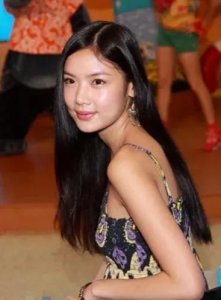 ​乐基儿二婚丈夫是“负翁”，她曾为新西兰滑水教练买入私人沙滩