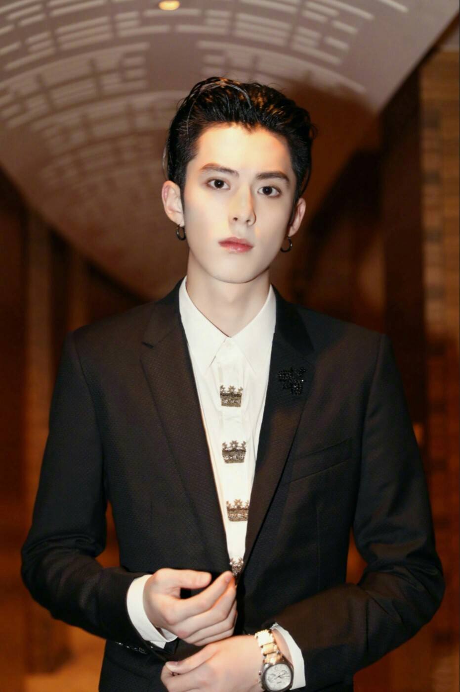 王鹤棣个人资料简介及家世(“脸蛋天才”王鹤棣:19岁让韩国机场瘫痪,他究竟能有多帅?)