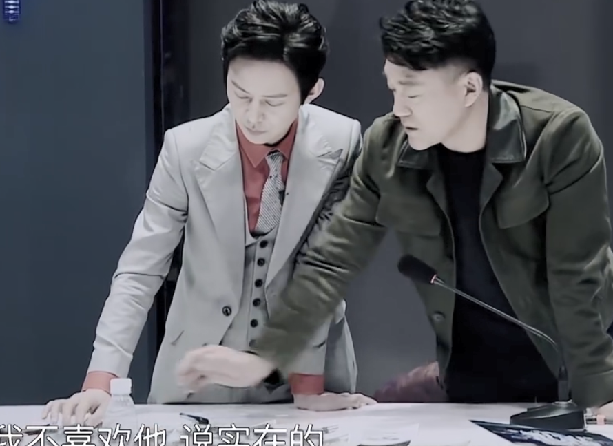 王鹤棣个人资料简介及家世(“脸蛋天才”王鹤棣:19岁让韩国机场瘫痪,他究竟能有多帅?)