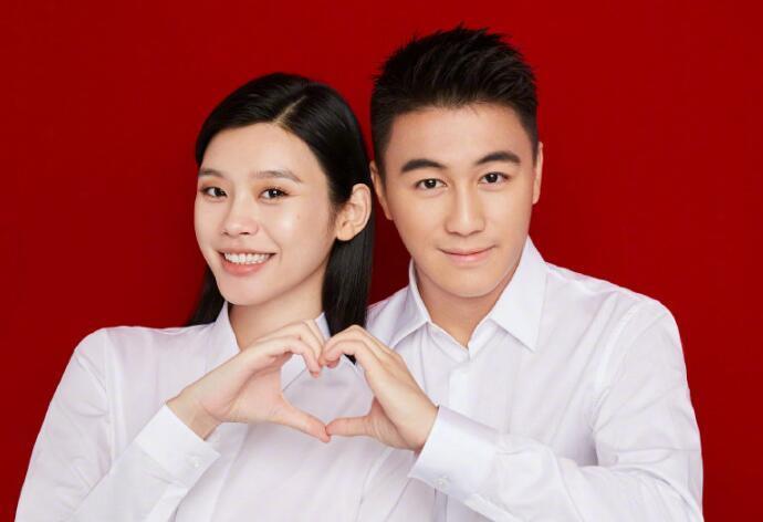 何猷君儿子正面照曝光，小可爱衣着贵气，对比表姐发际线太像赌王