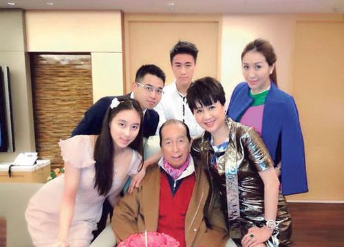 何猷君儿子正面照曝光，小可爱衣着贵气，对比表姐发际线太像赌王