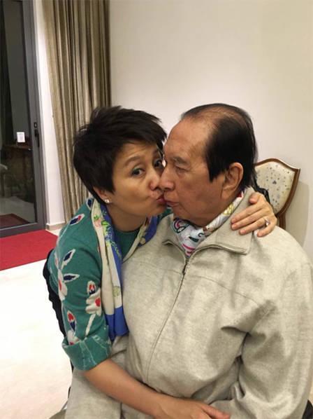 何猷君儿子正面照曝光，小可爱衣着贵气，对比表姐发际线太像赌王