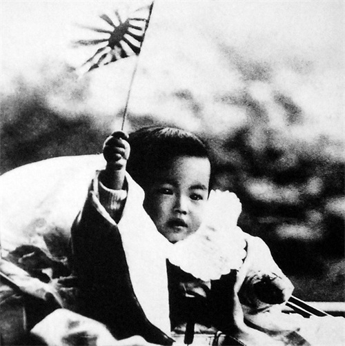 【肥鹅图说历史】1901年4月29日，臭名昭著的日本天皇裕仁出生
