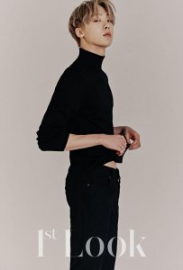 ​韩国男团ASTRO成员尹产贺最新杂志写真曝光