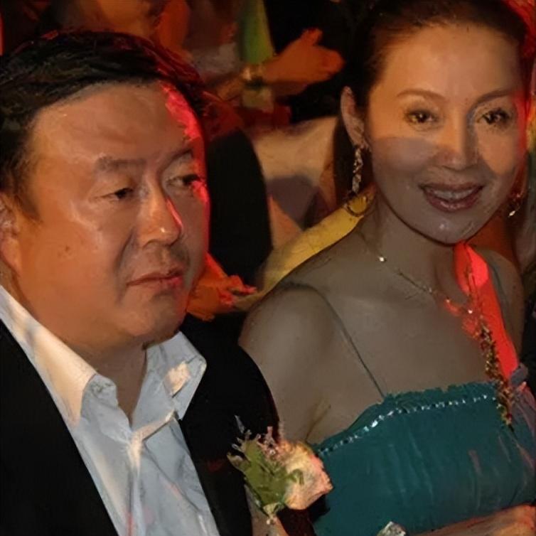 邬倩倩：挤走导演原配夫人，成功上位后却没坐稳，67岁了还是单身