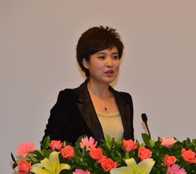 公认的央视第一美女主持人，素颜依然很美，45岁依然气质出众