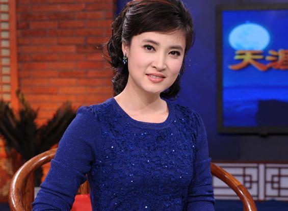 公认的央视第一美女主持人，素颜依然很美，45岁依然气质出众