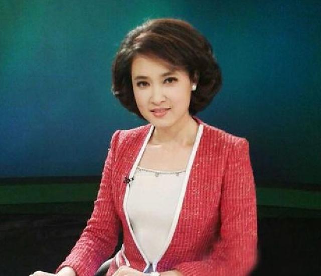 公认的央视第一美女主持人，素颜依然很美，45岁依然气质出众