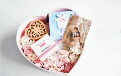 ​付辛博颖儿大婚伴手礼请柬曝光，樱花粉色雅致匠心