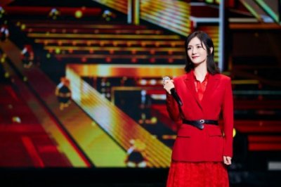​谢娜上央视春晚首秀主持，红色西装配蕾丝裙，载歌载舞破收视历史