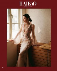 ​女明星深V礼服造型盘点 深V礼服打破黑色look 的沉闷和严谨……