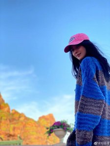 ​刘诗诗晒环球影城游玩照 和好朋友们比心合影开心自在