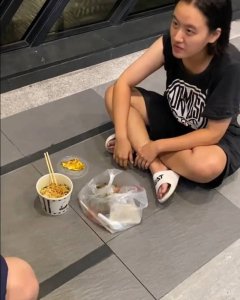 ​“爷孙恋”女主近况曝光 深夜坐路边偷吃别人外卖