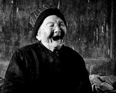 ​为什么很多老人去世前，嘴里都会说“胡话”？专家：那可不是胡话