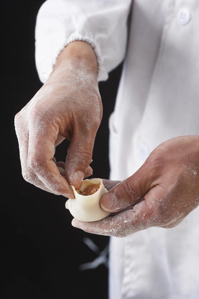 蟹黄汤包怎么做窍门(分享一下蟹黄汤包的做法)(2)