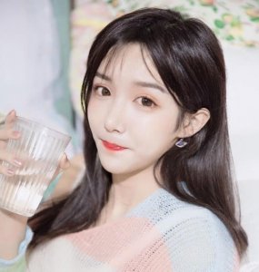 ​艾比跟轩墨宝宝站一起合照，网友：没看见人，就看见两把扳手