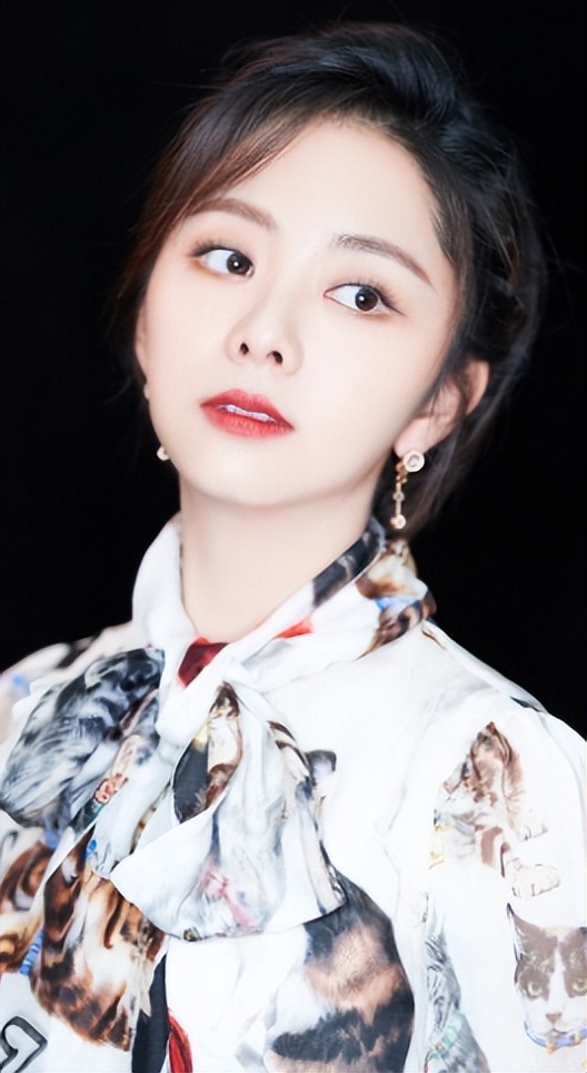 “国民初恋”谭松韵，出道15年无绯闻，却在事业上升期突发变故