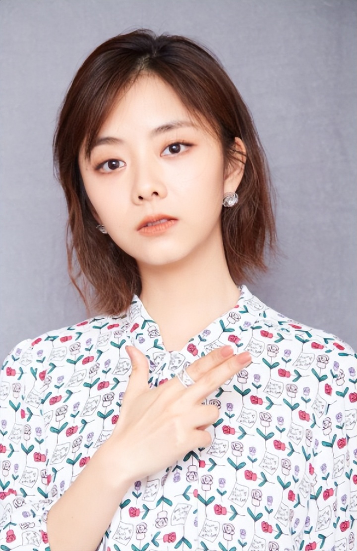 “国民初恋”谭松韵，出道15年无绯闻，却在事业上升期突发变故