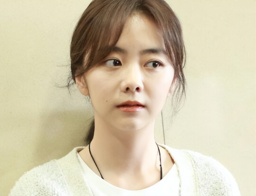 “国民初恋”谭松韵，出道15年无绯闻，却在事业上升期突发变故