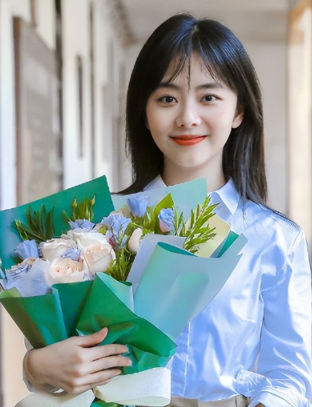 “国民初恋”谭松韵，出道15年无绯闻，却在事业上升期突发变故