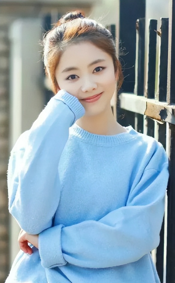 “国民初恋”谭松韵，出道15年无绯闻，却在事业上升期突发变故