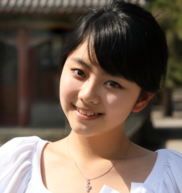 “国民初恋”谭松韵，出道15年无绯闻，却在事业上升期突发变故