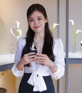 ​宋慧乔最新物料视频曝光：白衣长发气质佳，微笑好甜美！