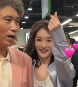 ​李小冉精神状态引发热议！这身材这气质，95 花 00 花都没谁能赢了她