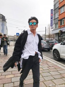 ​刘亦菲王宝强同框画风突变（傻根王宝强亲领金扫帚）