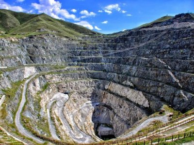 ​承载着历史神话的世界地质圣坑一一可可托海三号矿坑！