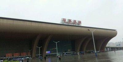 ​石家庄东站和石家庄站是一个站吗，石家庄高铁站在哪里，跟石家庄火车站是一个