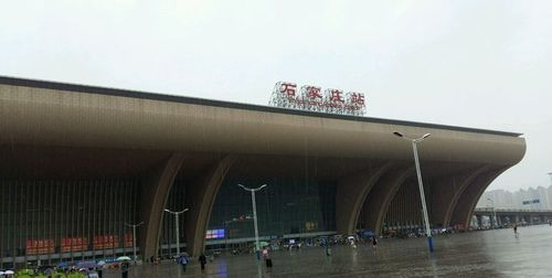 石家庄高铁站在哪里，跟石家庄火车站是一个地方吗