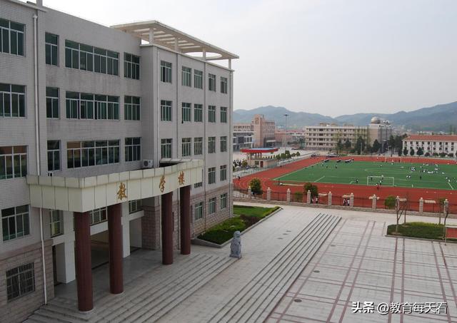 毛坦厂学费一览表(毛坦厂门口排起长队)(4)