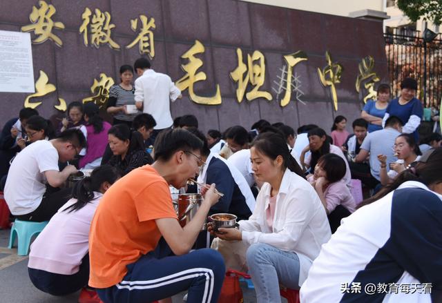 毛坦厂学费一览表(毛坦厂门口排起长队)(6)