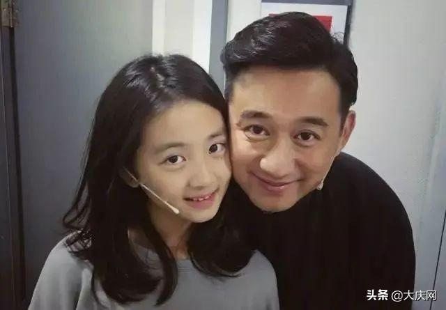 黄多多在图书馆怎么了(黄磊女儿图书馆约会被学校开除)