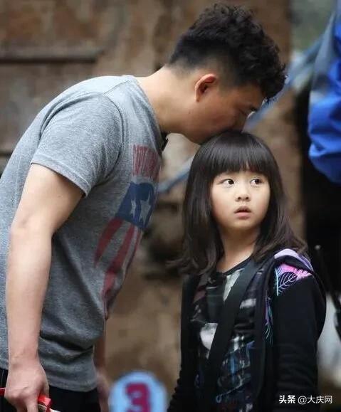 黄多多在图书馆怎么了(黄磊女儿图书馆约会被学校开除)