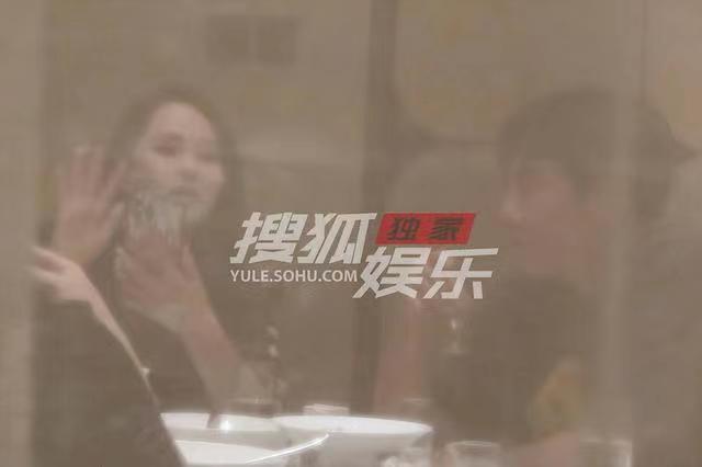 秦昊红毯帮伊能静化解尴尬 秦昊与美女饭局搞暧昧(3)