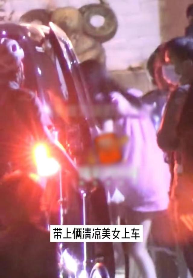 秦昊红毯帮伊能静化解尴尬 秦昊与美女饭局搞暧昧(9)