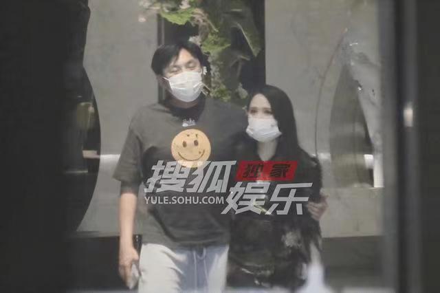 秦昊红毯帮伊能静化解尴尬 秦昊与美女饭局搞暧昧(6)