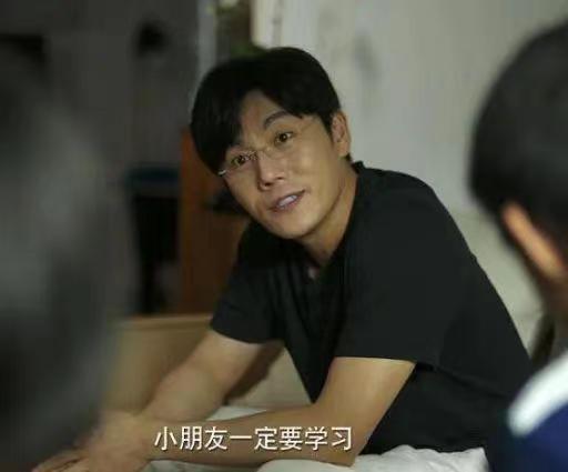 秦昊红毯帮伊能静化解尴尬 秦昊与美女饭局搞暧昧(7)