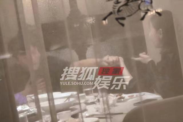 秦昊红毯帮伊能静化解尴尬 秦昊与美女饭局搞暧昧(1)