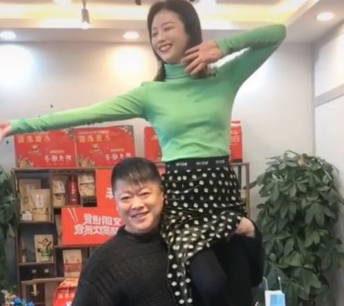 毕畅老公贺树峰(乡爱谢永强晒妻儿近照)