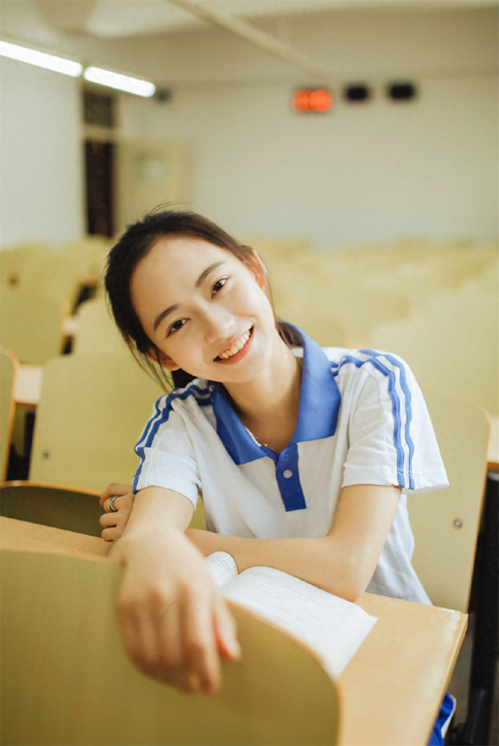 陈雨锶，甜酷的闪光女孩，在《十二谭》中饰叶丽娜