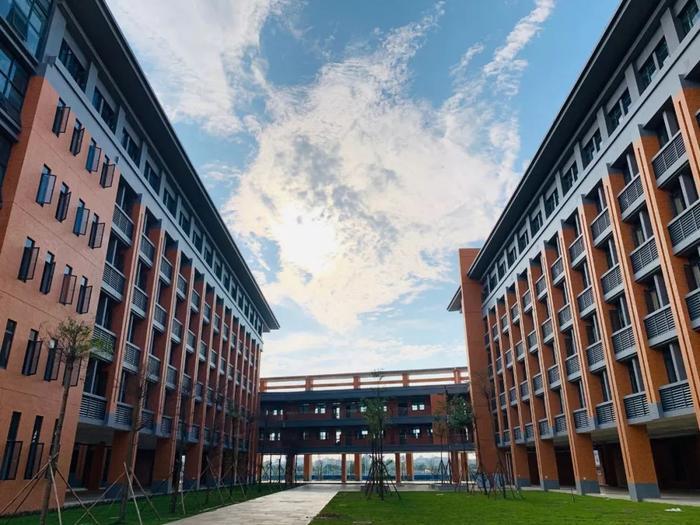 环境超美！东莞再添一所高等学府！首批新生正式“进驻”