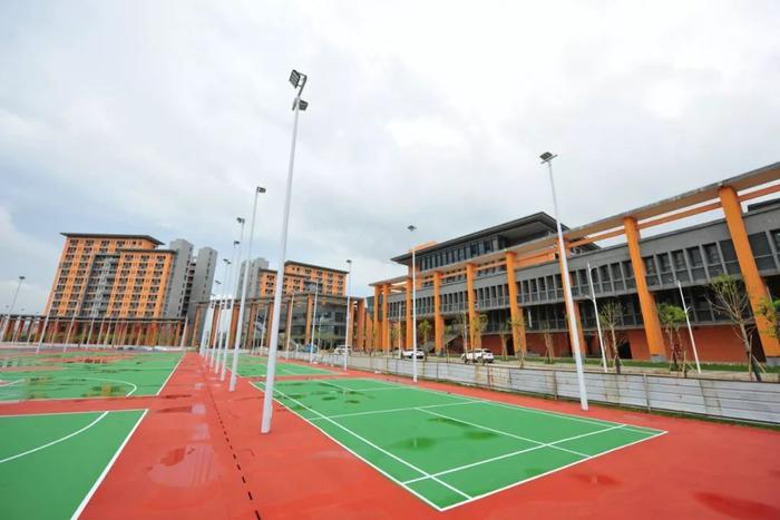 环境超美！东莞再添一所高等学府！首批新生正式“进驻”