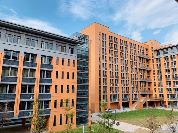 环境超美！东莞再添一所高等学府！首批新生正式“进驻”