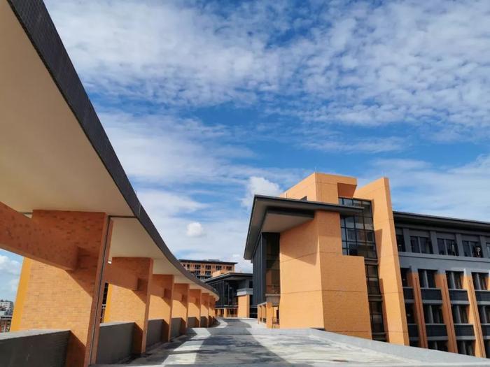 环境超美！东莞再添一所高等学府！首批新生正式“进驻”