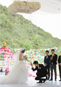 ​盘点娱乐圈明星单膝跪地浪漫瞬间