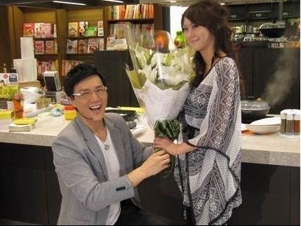 盘点娱乐圈明星单膝跪地浪漫瞬间