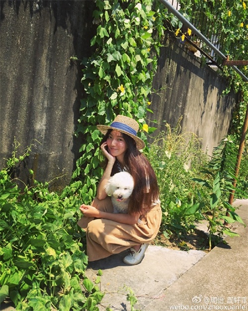 周怡，钱枫的绯闻女友，汪涵的干女儿，穿衣搭配起来果然不简单